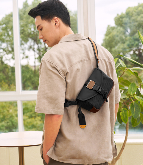알파 브라보 ALPHA BRAVO 콤파스 크로스백  lifestyle | TUMI