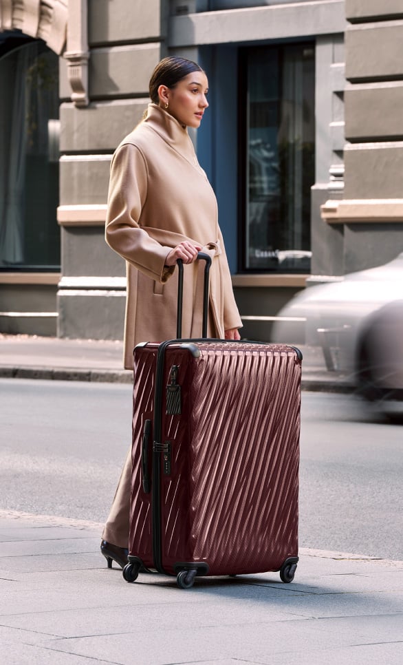 FW25_1524621918_Voyageur_AdelaXbody_Wine_gridBreaker_202508