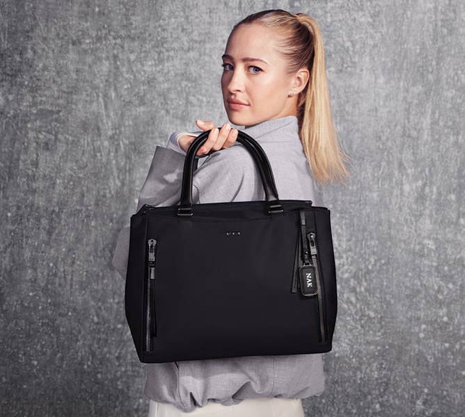 FW25Nelly_OnTalent_VoyageurValettaBlackGunmetal